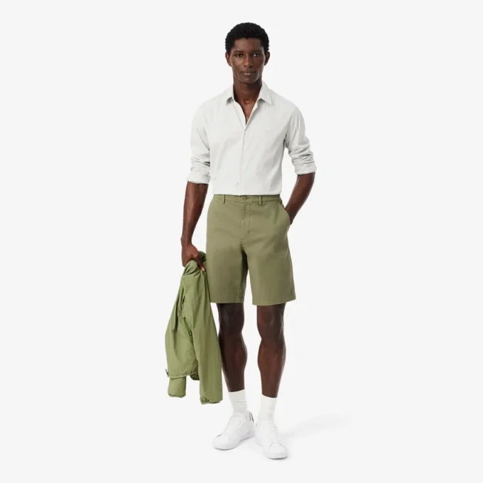 Calções bermudas chino em algodão elástico com corte regular