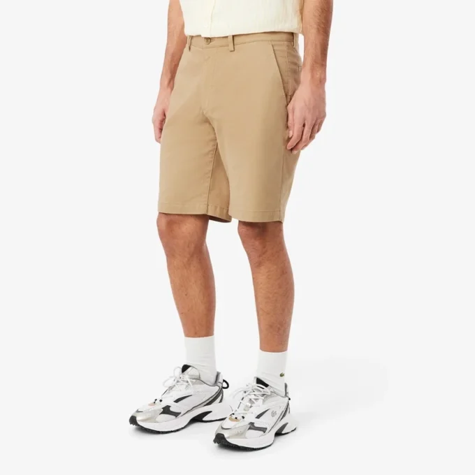 Calções bermudas chino em algodão elástico com corte regular