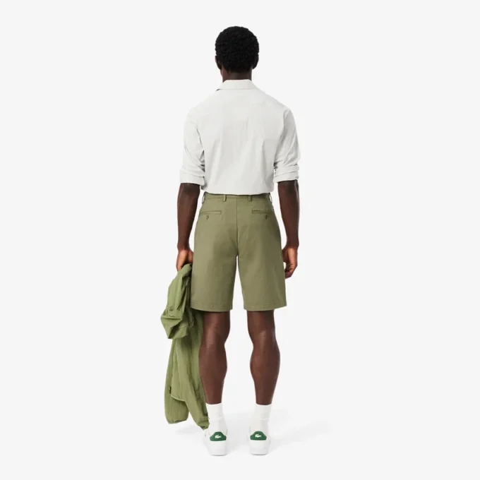 Calções bermudas chino em algodão elástico com corte regular