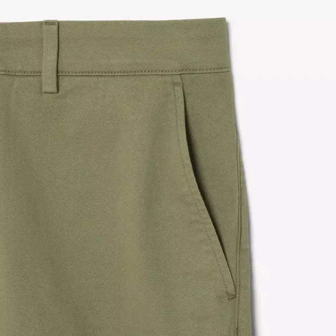 Calções bermudas chino em algodão elástico com corte regular