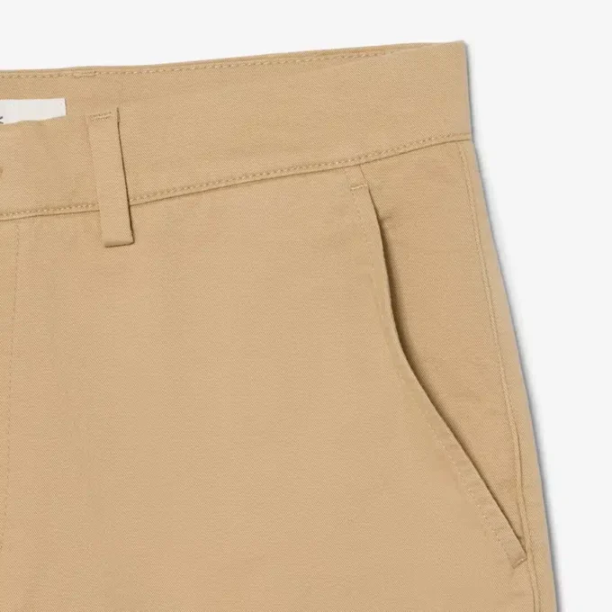 Calções bermudas chino em algodão elástico com corte regular