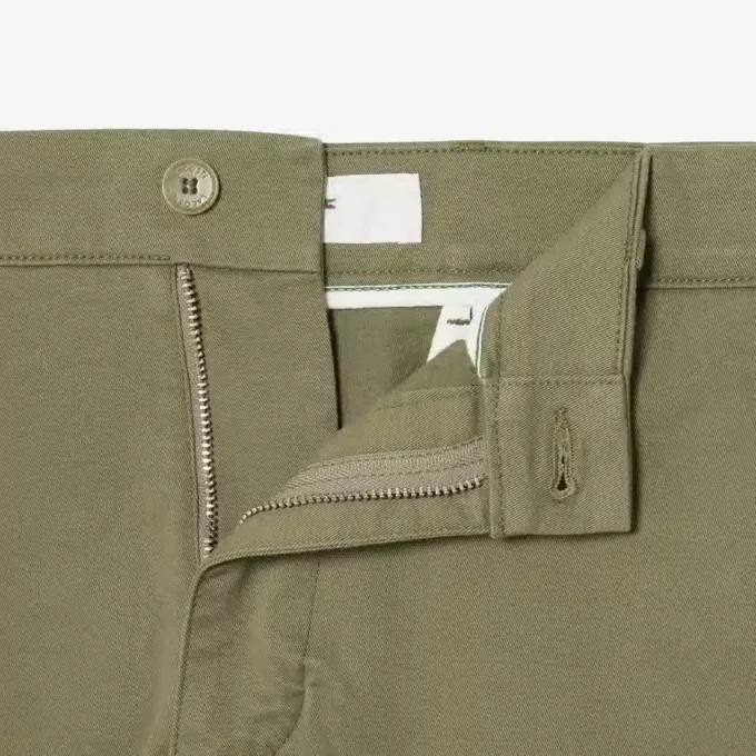 Calções bermudas chino em algodão elástico com corte regular