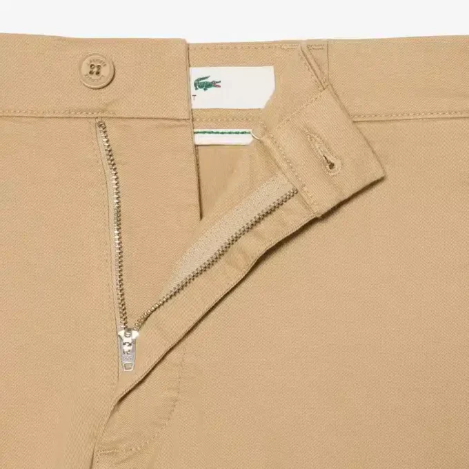 Calções bermudas chino em algodão elástico com corte regular