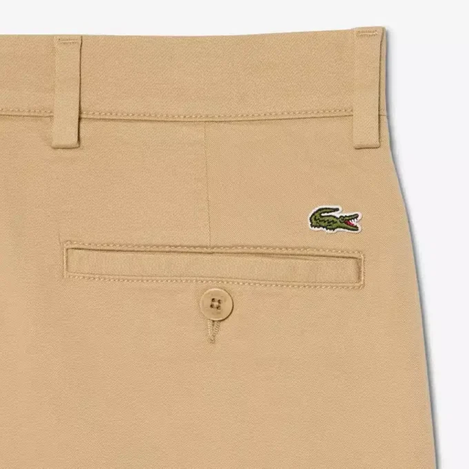 Calções bermudas chino em algodão elástico com corte regular