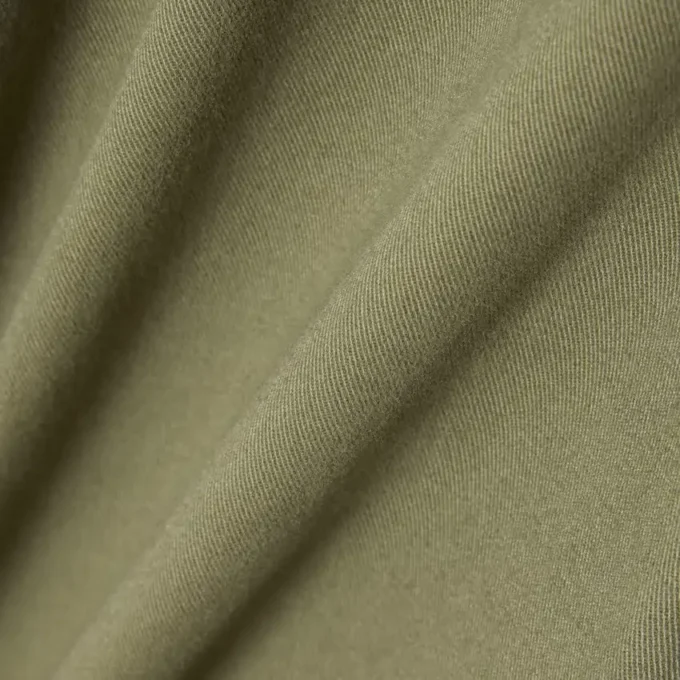 Calções bermudas chino em algodão elástico com corte regular