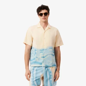 Camisa com riscas e crocodilo, corte descontraído