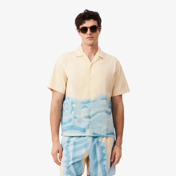 Camisa com riscas e crocodilo, corte descontraído