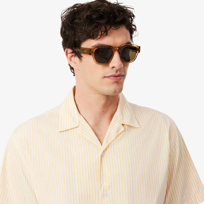 Camisa com riscas e crocodilo, corte descontraído