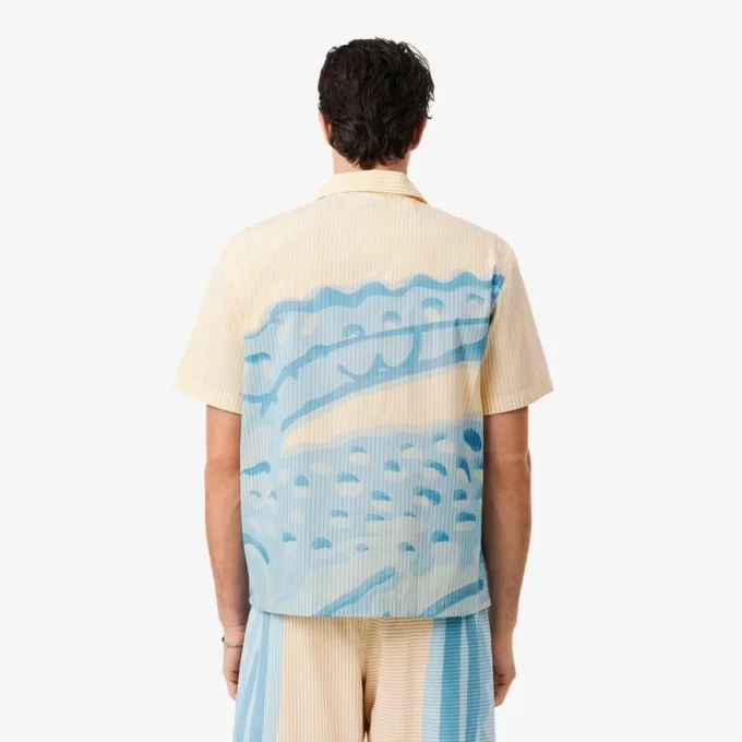 Camisa com riscas e crocodilo, corte descontraído