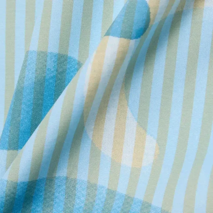 Camisa com riscas e crocodilo, corte descontraído
