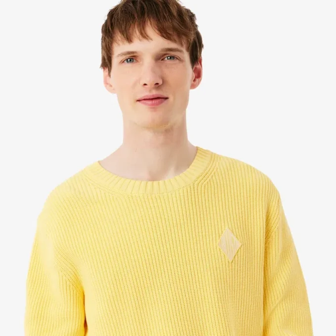 Camisola com detalhe de emblema em malha canelada perolada
