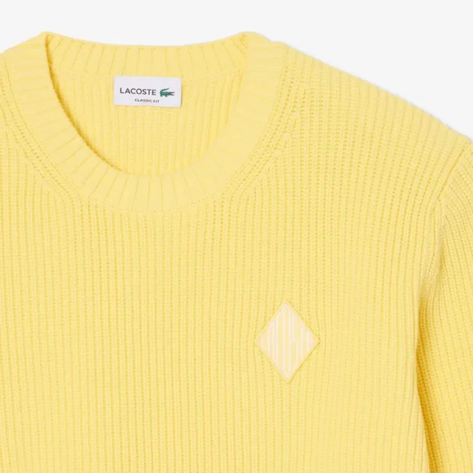Camisola com detalhe de emblema em malha canelada perolada