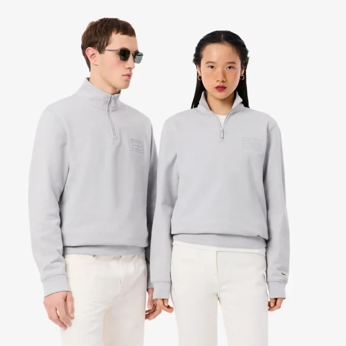 Camisola com gola alta e fecho em relevo
