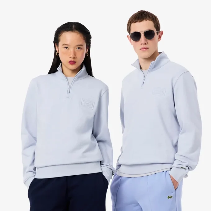 Camisola com gola alta e fecho em relevo
