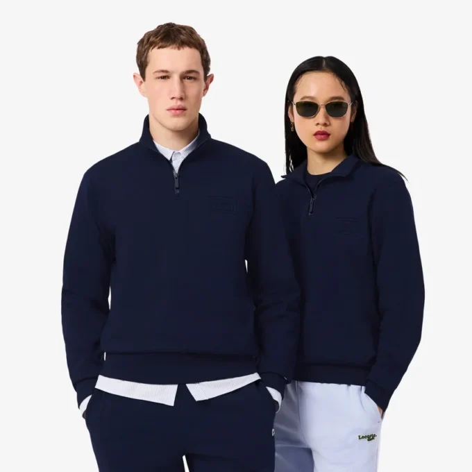 Camisola com gola alta e fecho em relevo