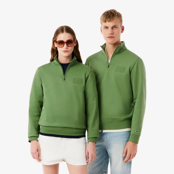 Camisola com gola alta e fecho em relevo