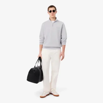 Camisola com gola alta e fecho em relevo