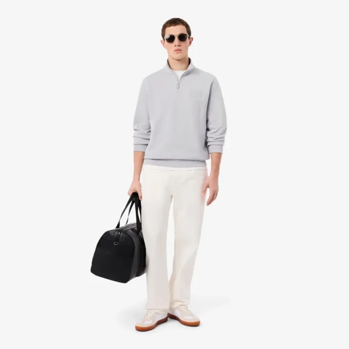 Camisola com gola alta e fecho em relevo