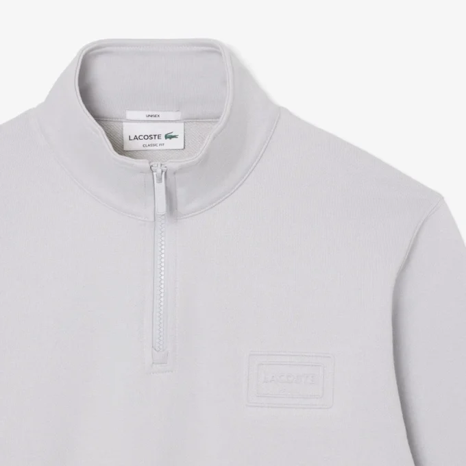 Camisola com gola alta e fecho em relevo