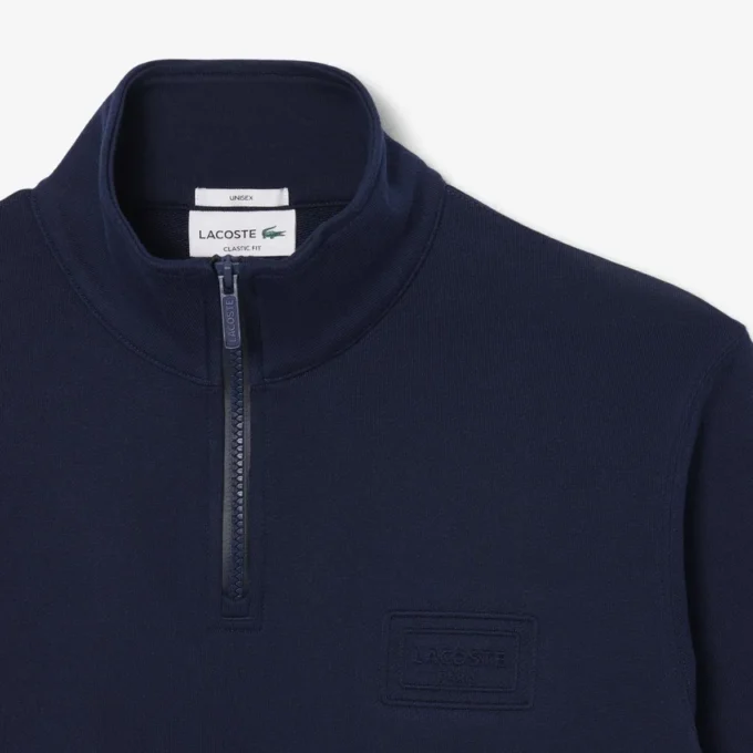 Camisola com gola alta e fecho em relevo