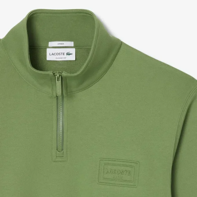 Camisola com gola alta e fecho em relevo