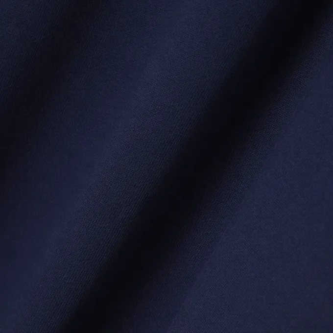 Camisola com gola alta e fecho em relevo