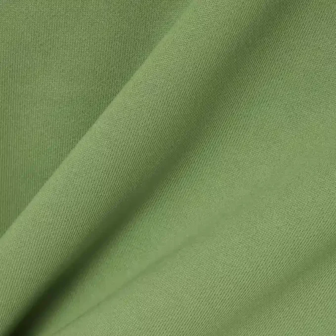 Camisola com gola alta e fecho em relevo