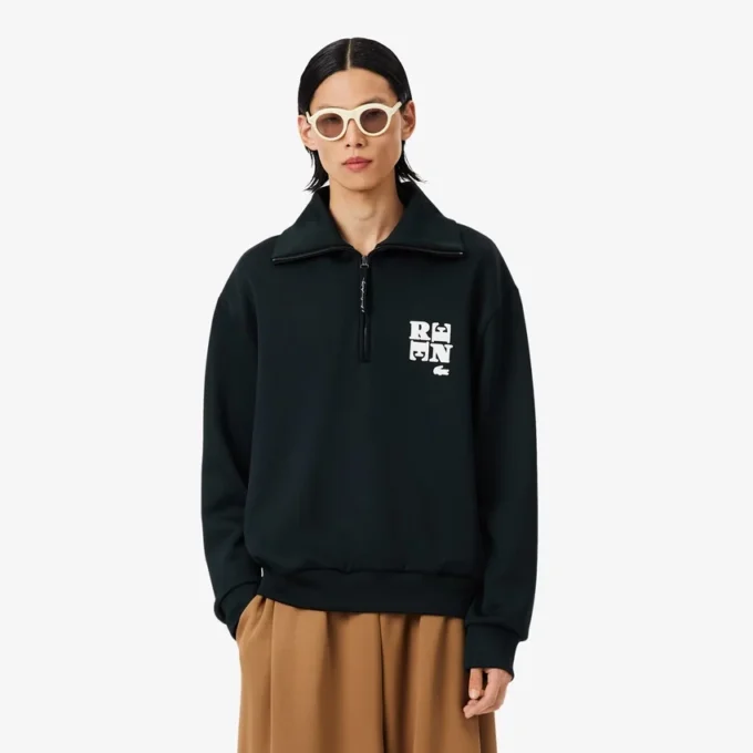 Camisola com gola alta, fecho e emblema, inspirada na passerelle