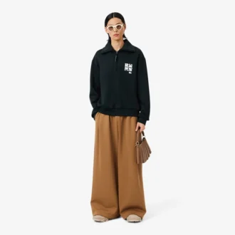 Camisola com gola alta, fecho e emblema, inspirada na passerelle