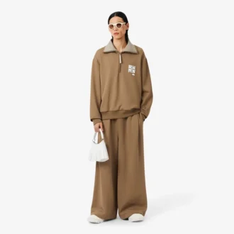 Camisola com gola alta, fecho e emblema, inspirada na passerelle