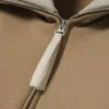 Camisola com gola alta, fecho e emblema, inspirada na passerelle