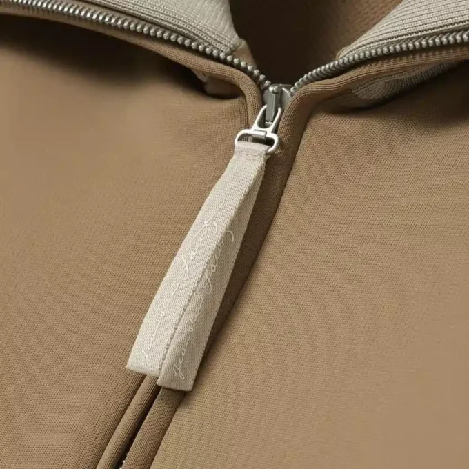 Camisola com gola alta, fecho e emblema, inspirada na passerelle