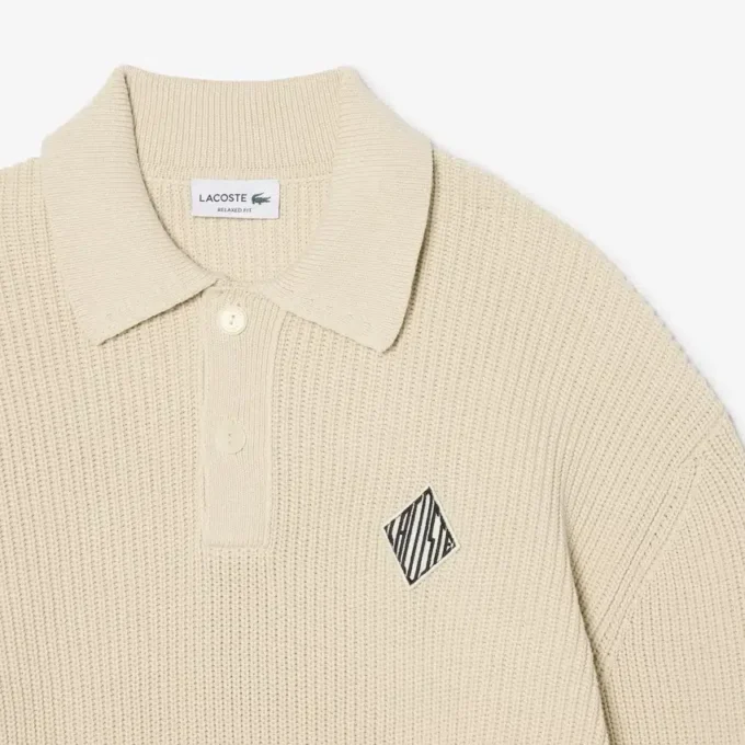 Camisola com gola polo em malha canelada com detalhes em pérola