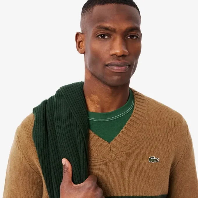 Camisola de gola em V em lã às riscas para homem