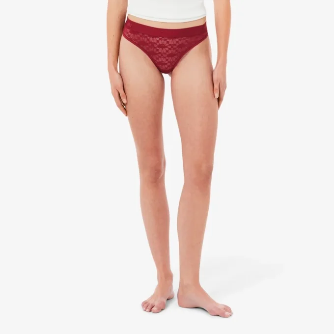 Cueca fio dental com renda e logótipo na cintura