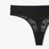Cueca fio dental com renda e logótipo na cintura