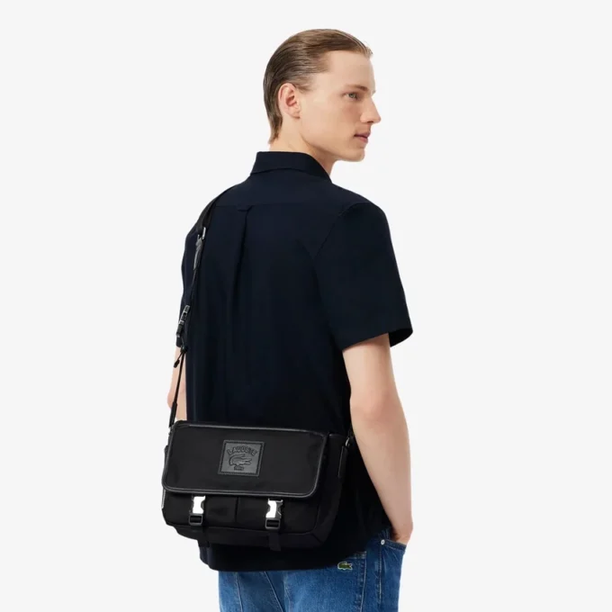 Mala clássica Lacoste com aba