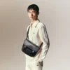Pequena bolsa tipo mensageiro com monograma
