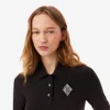 Polo bordada de corte justo