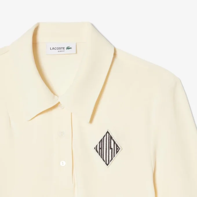 Polo bordada de corte justo
