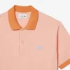 Polo com canelado contrastante e corte clássico