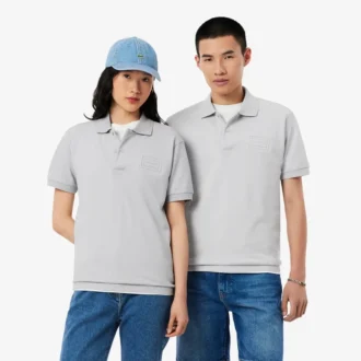 Polo com corte clássico e logótipo em relevo