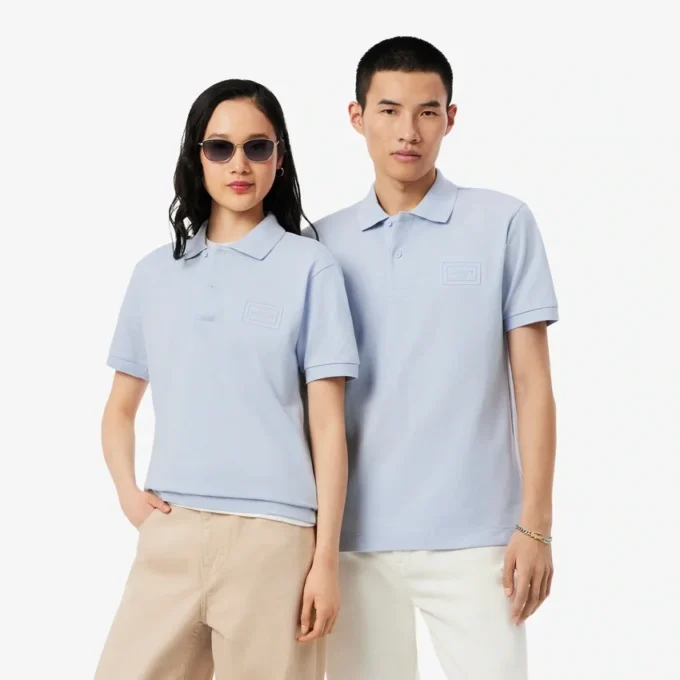 Polo com corte clássico e logótipo em relevo