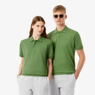 Polo com corte clássico e logótipo em relevo