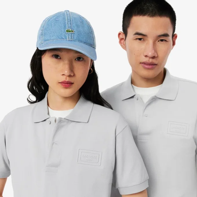 Polo com corte clássico e logótipo em relevo