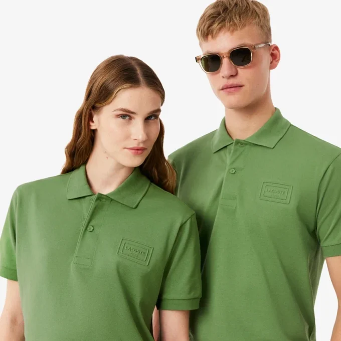 Polo com corte clássico e logótipo em relevo
