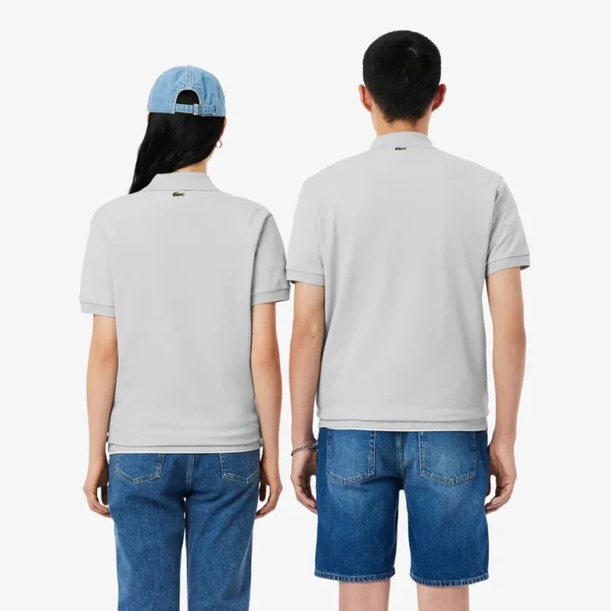 Polo com corte clássico e logótipo em relevo