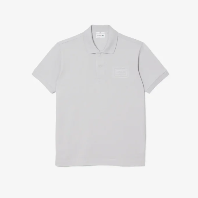 Polo com corte clássico e logótipo em relevo