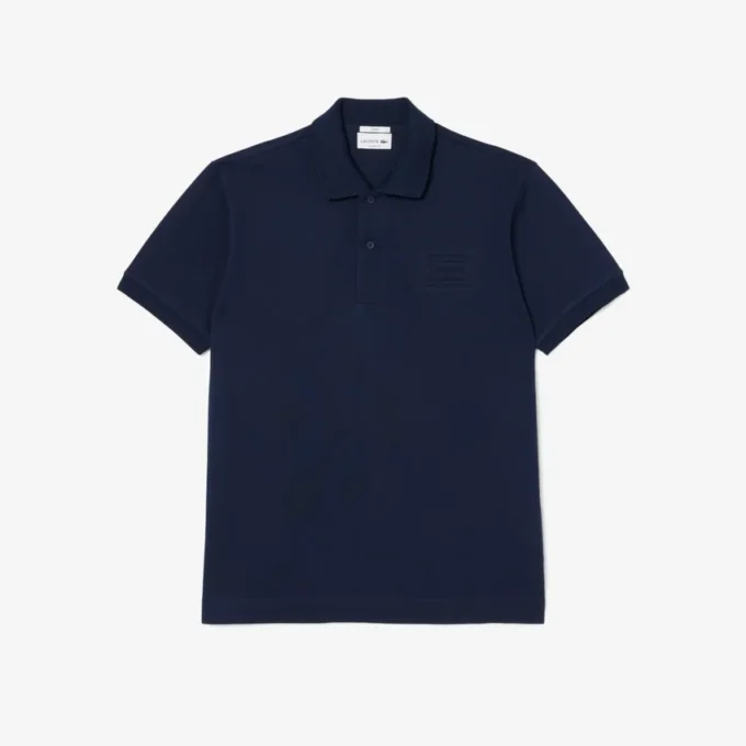 Polo com corte clássico e logótipo em relevo