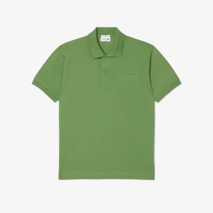 Polo com corte clássico e logótipo em relevo